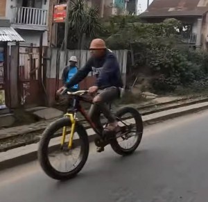 Madagascar-Manjakandriana-cycliste-05-.jpg